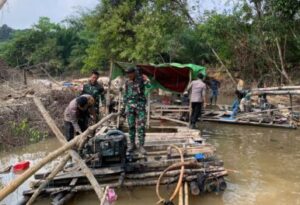 Polres Sanggau Bersama Pamtas Batalion Armed Sikat Peti diSekayam