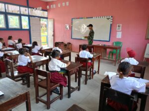 Pamtas RI-MLY Yon Armed 16 TK Berikan Bantuan Tenaga Pengajar di Sekolah Dasar