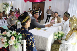 Polres Sanggau Adakan Nikah Masal Diikuti 10 Pasangan