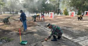 Kodim 1204 / Sanggau Bersihkan TMP Patriot Bangsa Jelang HUT RI Ke 78