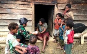Satgas Yonif RK 115/ML  Laksanakan Anjangsana Program Kesehatan Door To Door  ‘Cari, Dekati Dan Obati’