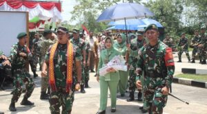 Kunjungi Satgas Yonarmed 10/Bradjamusti, Pangdam XII/Tpr Minta Prajurit Bantu Masyarakat Perbatasan