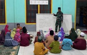 Bekali Ilmu Agama Sejak Dini, Satgas TMMD Rektas Ke 118 Kodim 1204 / Sanggau Mengajar Mengaji Anak-Anak Di Masjid