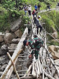 Satgas Pamtas Yon Armed 16/TK Melaksanakan Gotong Royong Memperbaiki Jembatan