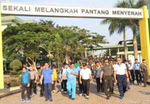 Peringati HUT ke-78, Jajaran TNI di Kalbar Gelar Bakti Kesehatan