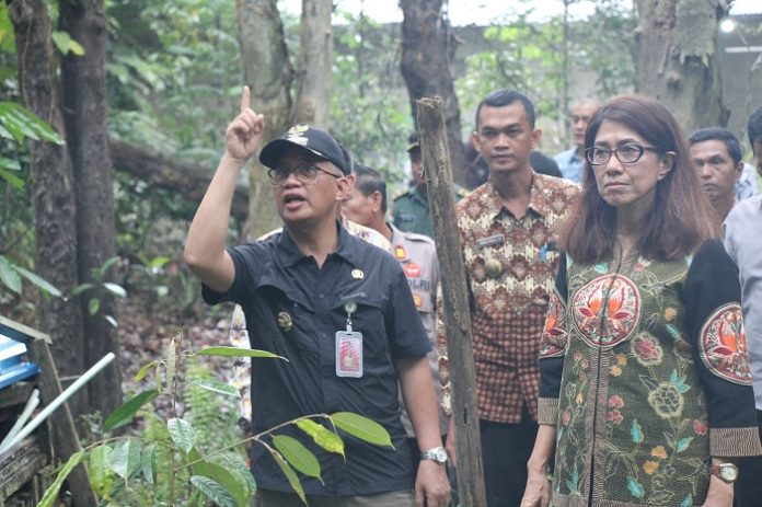 Foto/// Pj. Wali Kota Singkawang, Sumastro dan Kakanwil BPN Prov. Kalbar, Andi Tenri Abeng pada kegiatan Gemapatas//
