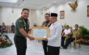 Kasad dan Ketum Persit KCK Terima Penghargaan Bapak dan Bunda Asuh Anak Stunting