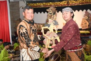 Peringati HUT Ke-78 TNI dan HUT ke-73, Kodam IV/Diponegoro Gelar Pertujukan Wayang Kulit