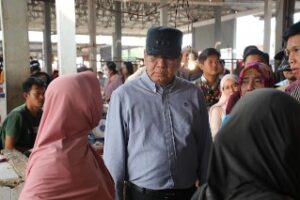 Pantau Harga Sembako,Pj Gubernur Harisson Kunjungi Pasar Markasan Melawi