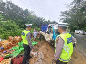 Hilang Kendali Akibat Pecah Ban, Pickup Tabrak Toyota Cayla di Km 9 Sekadau