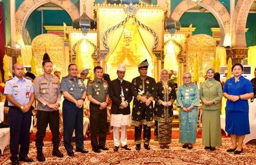 Pengukuhan gelar kehormatan adat ini diberikan atas keberhasilan Laksamana TNI Muhammad Ali