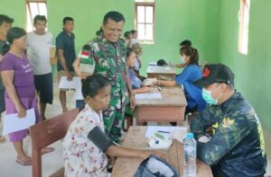 Pengobatan Gratis, Babinsa Kodim 1204 – 17 / Nanga Taman Mendampingi Petugas Puskesmas Melayani Masyarakat