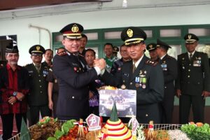 HUT TNI Ke- 78, Polres Sanggau Beri Kejutan Nasi Tumpeng untuk Kodim 1204 / Sanggau