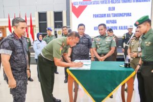 Pangdam XII/Tpr Menyerahkan Barang Bukti dan Pelaku Penyelundup Narkoba