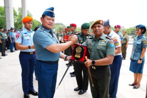 Prajurit Satgas Pamtas RI-Malaysia Terima Penghargaan dari Panglima TNI