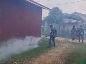 Waspada Penyakit Demam Berdarah, Babinsa Koramil 1204 – 02 / Sekayam Laksanakan Fogging di Wilayah Binaan.