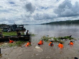Anggota Kodim 1204/Sanggau Bersihkan Sampah Di Tepian Sungai Kapuas