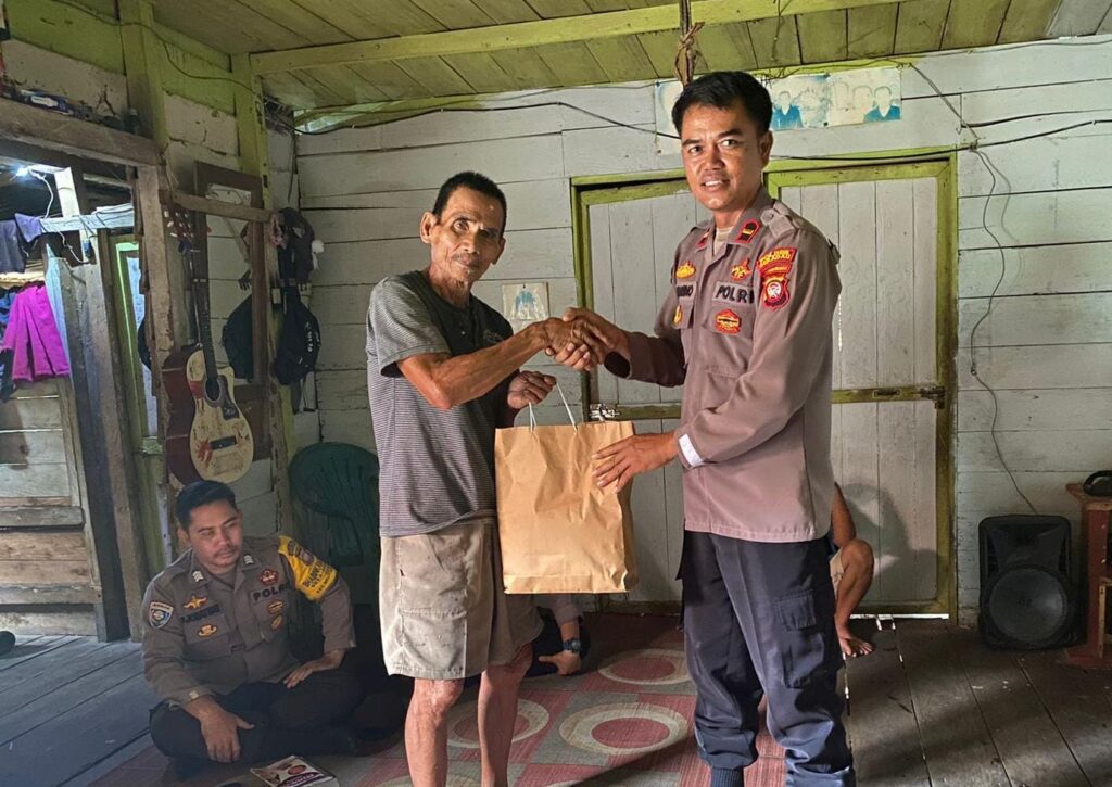 Kapolres Sekadau Berikan Tali Asih Kepada Korban Kebakaran di Belitang Hulu