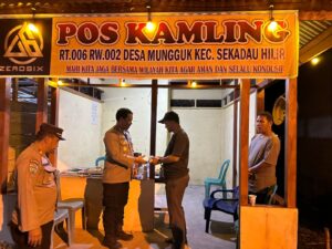 Momen Kebersamaan Mewarnai Kunjungan Kapolres Sekadau ke Pos Satkamling Desa Mungguk