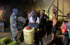 Danramil Dan Anggota Koramil 1204-13/Belitang Hulu Turut Padamkan Kebakaran Rumah Warga.