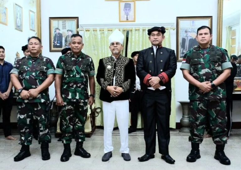 Kasad Jenderal TNI Maruli Simanjuntak dianugrahi Gelar Adat dari Kesultanan Ternate, “Kapita Ahi Besi Malamo”