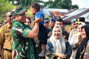 Pangkostrad Dampingi Kasad Resmikan Kick Off Program TNI AD Manunggal Air Di Desa Yendelo