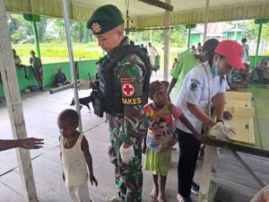 Kolaborasi Mantap di Pedalaman Papua, Satgas Mobile Yonif 411 Kostrad Sinergi Bersama Puskesmas Mumugu
