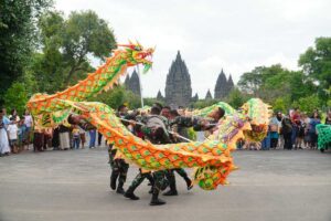 Atraksi Barongsai Yonarmed 11/GG/2/2 Kostrad Pukau Wisatawan Di Candi Prambanan