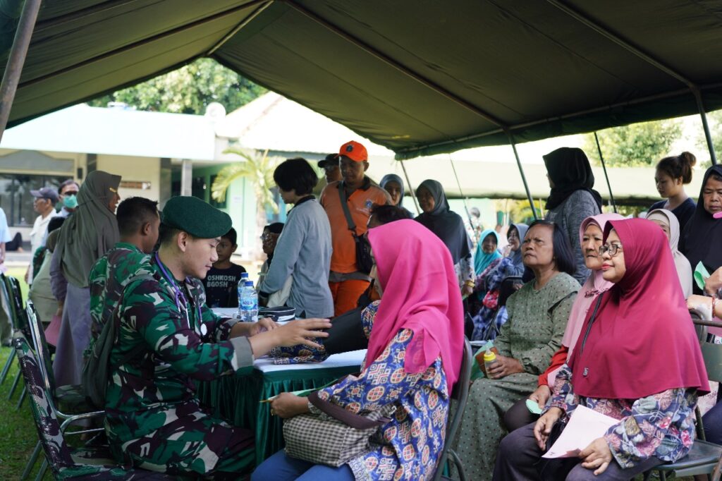 Rayakan HUT ke-63, Kostrad Gelar Pengobatan Massal Gratis dan Pembagian Sembako