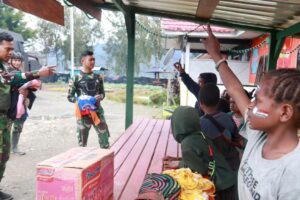 Satgas Yonif 330 Kostrad Gelar Lomba Cerdas Cermat, Seluruh Peserta Gembira Dapat Hadiah