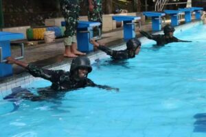 Prajurit Yonbekang 1 Kostrad Laksanakan Latihan Renang Militer