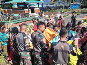 Satgas Yonif 330 Kostrad Berbagi di Bulan Penuh Berkah, Buat Warga Intan Jaya Tersenyum Bahagia