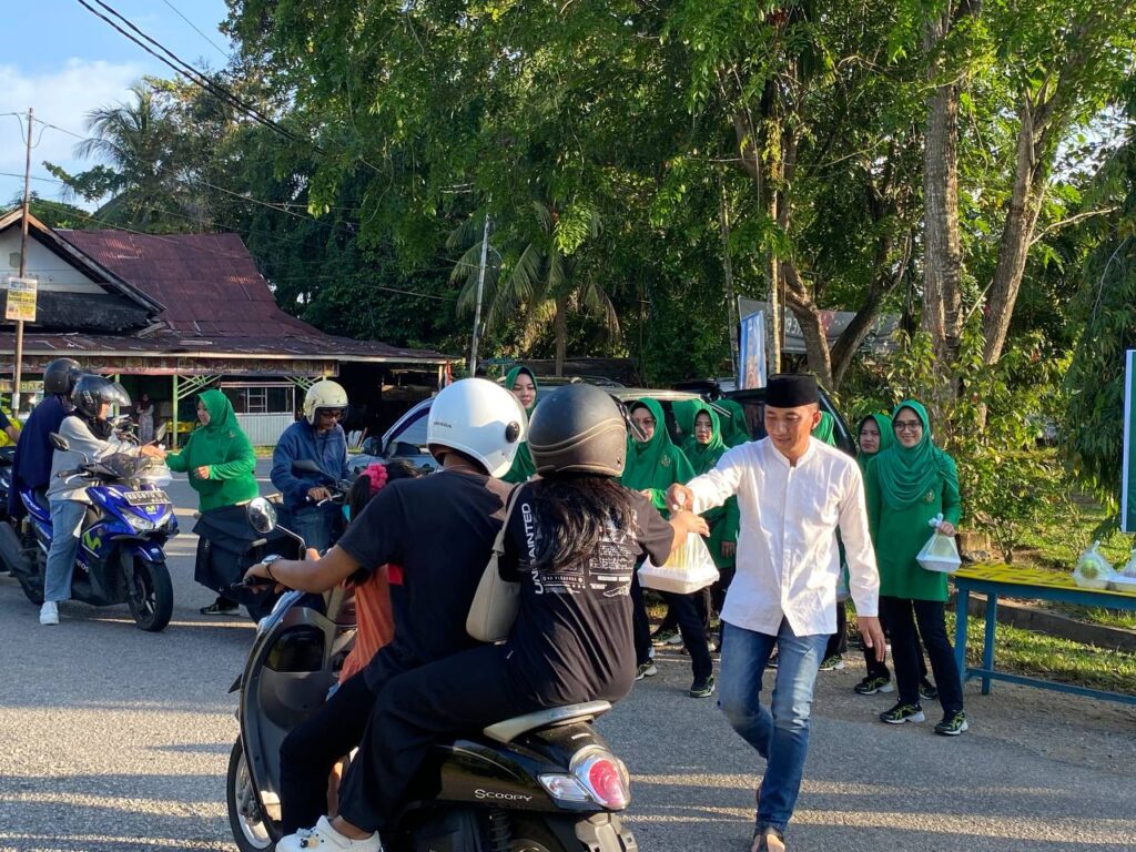 Dandim 1204/Sgu Dan Ketua Persit KCK Cabang XLVIII Kodim 1204 Bagi-Bagi Takjil Ramadhan Kepada Masyarakat