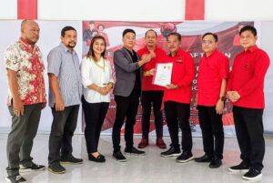 Timotius Yance Siap Maju dan Kembalikan Berkas Formulir Pendaftaran Ke DPC PDIP Sanggau.