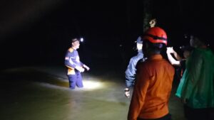 Banjir Di Lape Robohkan Pagar dan Kanopi Rumah Warga