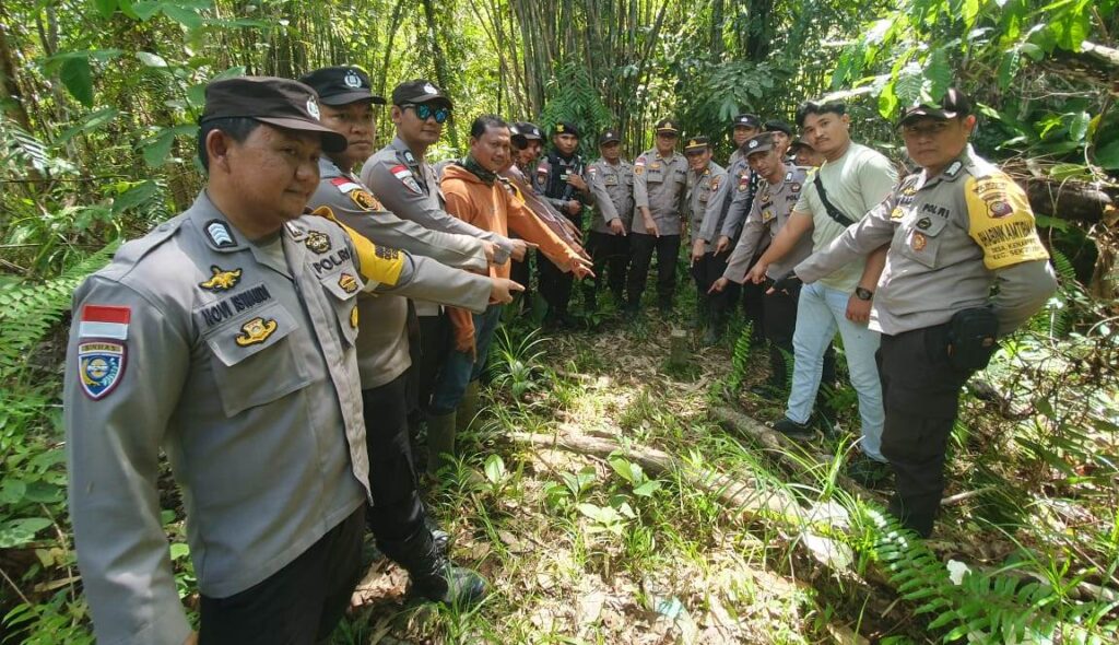 Polsek Sekayam Gelar Patroli Jarak Jauh dan Pengecekan Tapal Batas Indonesia – Malaysia