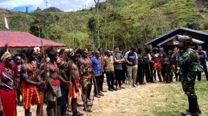 Pos Mbua Satgas Yonif 432 Kostrad Berperan Aktif dalam Pelestarian Budaya dan Peringatan Hari Pendidikan Nasional