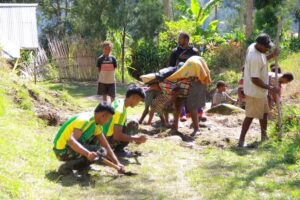 Satgaster Yonif 754 Kostrad Menyatu dengan Alam