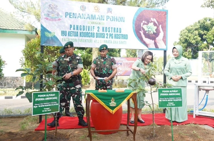 Pangdivif 2 Kostrad bersama rombongan juga melakukan penanaman pohon sebagai bentuk dukungan terhadap pelestarian lingkungan