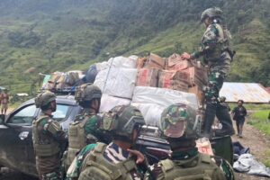 Satgas Yonif 432 Kostrad Bersama Masyarakat Laksanakan Sweeping di Distrik Mbua untuk Cegah Gangguan Keamanan