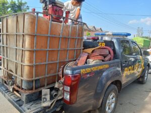 Berjibaku Padamkan Kebakaran Lahan, Polsek Pontianak Utara dan Pemadam Kompak.