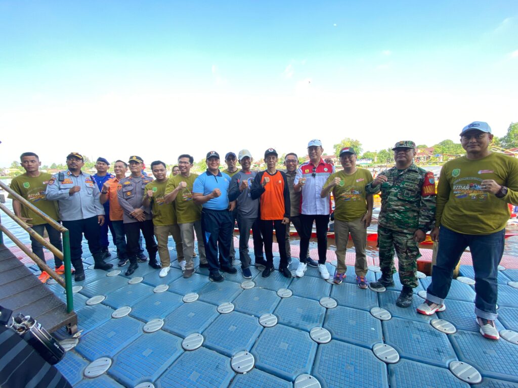 Meriahnya ” Festival Muara Ulakan Sambas 2024″ Aspotmar Danlantamal XII Hadir Dalam Pembukaan