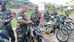 Cek Kelengkapan Randis Anggota, Danramil Sekadau Hilir Beri Contoh dan Tauladan Bagi Masyarakat Bahwa TNI Juga Taat Hukum.