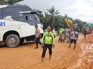 Polres Sekadau Urai Kemacetan dan Lakukan Evakuasi Bus Tergelincir di Sungai Kunyit