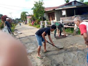Gotong Royong Perbaiki Jalan Berlubang