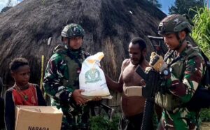 Pembagian Sembako kepada Warga Kampung Eromaga, Papua