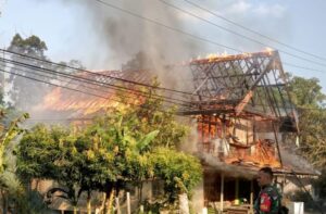Kebakaran Hebat di Bereng Bekawat Menghanguskan Dua Unit Rumah
