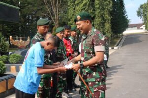 Danyonif 411 Kostrad Berikan Penghargaan Kepada Anak-anak Prajurit Yang Berprestasi