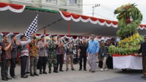 Pj Bupati Sanggau Lepas Kirab Budaya Buka Pagelaran Campur Sari dan Wayang Kulit