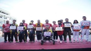 Peringatan Puncak Hari Olahraga Nasional Ke-41 Pj.Bupati Sanggau Serahkan Uang Penghargaan Pada Atlet Berprestasi